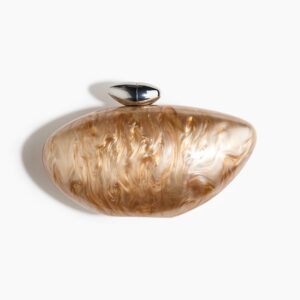 Une pochette asymétrique orientée vers l'avant présente une construction en plastique marbré et nacré avec une finition brillante. Elle est dotée d'un fermoir de sac allongé de ton argenté sur le dessus.